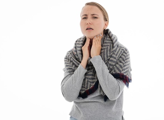 Медики рассказали, как обнаружить у себя коронавирус по боли в горле